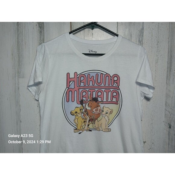 Disney Women's Medium White Lion King Hakuna Matata Tee - Picture 3 of 5